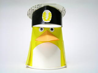 紙コップ工作　ペンギン船長